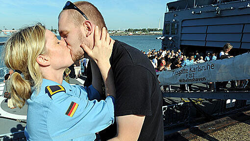 Da war die Welt noch in Ordnung: Im August 2009 verabschiedet sich Sarah S. in Wilhelmshaven von ihrem Freund. Von Übergewicht ist hier noch nichts zu erkennen. Da war die Welt noch in Ordnung: Im August 2009 verabschiedet sich Sarah S. in Wilhelmshaven von ihrem Freund. Von Übergewicht ist hier noch nichts zu erkennen.
