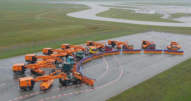 Lässt dem Schnee keine Chance: Die neue Schneeblaskehrer-Flotte des Münchner Flughafens.