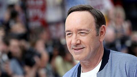 Schauspieler Kevin Spacey steht mit dem Rücken zur Wand: Die Vorwürfe gegen ihn haben gravierende Folgen für seine Karriere.