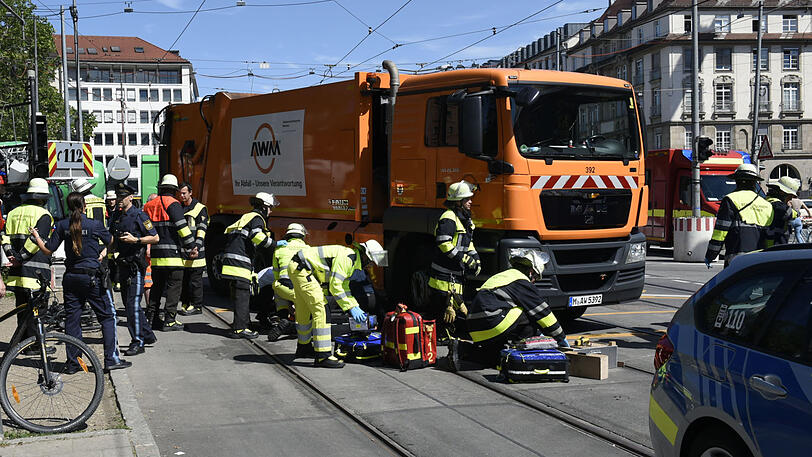 Der Fahrradfahrer ist unter den Müllwagen geraten - er wurde schwer verletzt.