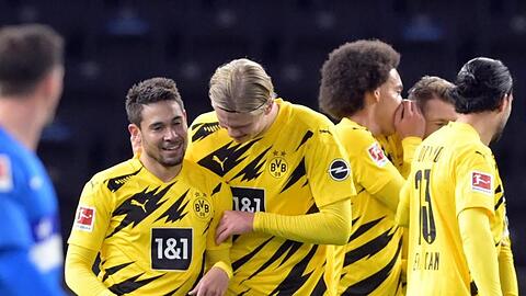 Dortmunds Raphael Guerreiro (l) jubelt nach seinem Treffer zum 4:1 mit Erling Haaland.