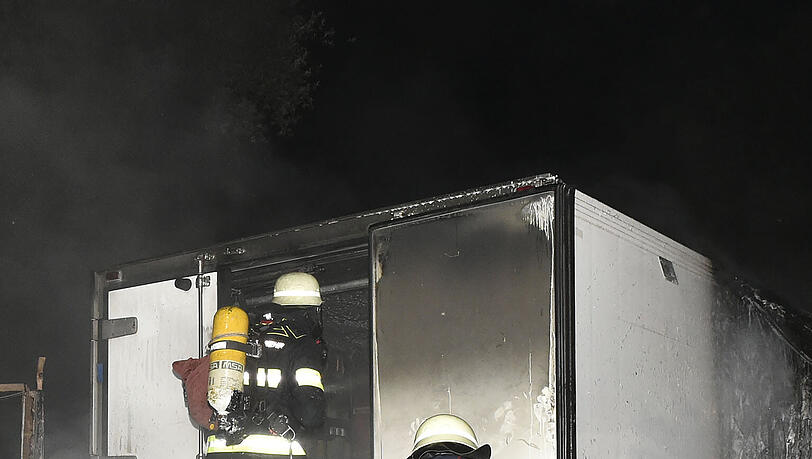 Nach etwa eineinhalb Stunden hatte die Feuerwehr den Brand gelöscht. Nach etwa eineinhalb Stunden hatte die Feuerwehr den Brand gelöscht.