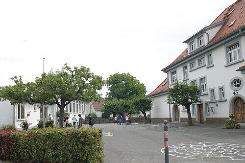 Die Volksschule in Burghaig &ndash; jahrelang traute sich hier niemand, sich gegen das eiserne Regiment der Schulleiterin Ingrid K. aufzulehnen.
