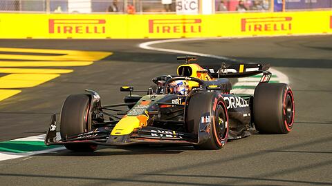 Der Niederländer Max Verstappen steuert den Red-Bull-Boliden über die Strecke in Dschidda.
