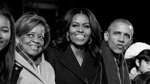 Ein Foto aus glücklicheren Tagen im Dezember 2015: Marian Robinson (l.) neben ihrer Tochter, der damaligen First Lady Michelle Obama, und ihrem Schwiegersohn, Ex-US-Präsident Barack Obama.