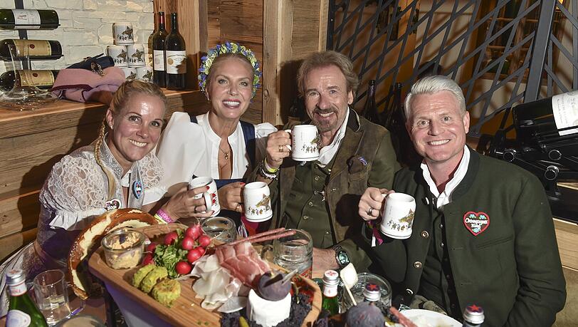 Thomas Gottschalk und Frau Karina teilten den Tisch mit Guido Cantz (r.) und dessen Frau Kerstin Ricker (l.)