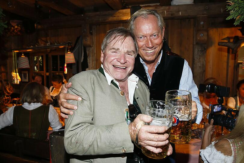 Feucht-fröhlich ging es bei Fritz Wepper und Werner Mang zu.