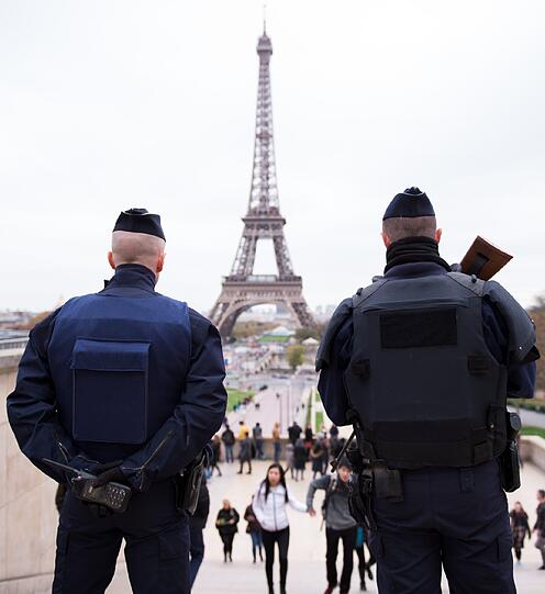 Trauer in und um Paris. Die Bilder nach der Serie von der Terroranschlägen.