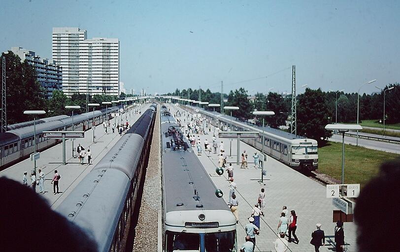 Beim Katholikentag 1984 war noch Hochbetrieb auf dem Bahnhof "Olympiastadion".