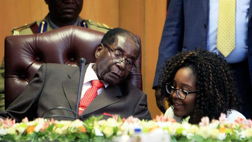 Nach fast 40 Jahren Amtszeit steht Robert Mugabe seit heute unter Hausarrest.