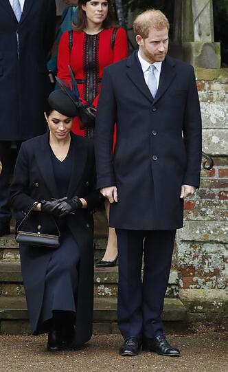 Herzogin Meghan macht vor der Queen einen Knicks, als sie in ein Auto steigt.