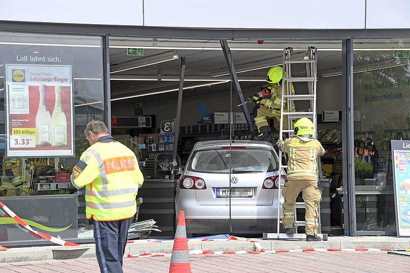 Die Feuerwehr musste den Pkw zunächst freischneiden.