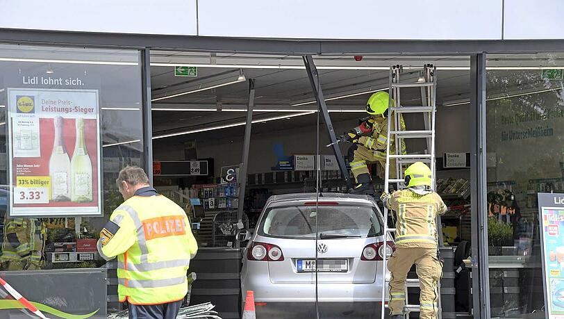 Die Feuerwehr musste den Pkw zunächst freischneiden. Die Feuerwehr musste den Pkw zunächst freischneiden.