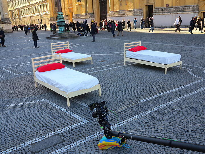 Ein Filmteam hatte den Odeonsplatz in ein Schlaflager verwandelt.