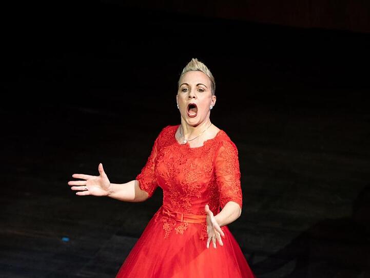Anja Gutgesell singt bei der Eröffnung des Theaterbaus "Neues Globe" der Freilichtspiele. Das Neue Globe ist dem mittelalterlichen Shakespeare-Globe in London nachempfunden.
