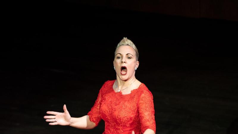 Anja Gutgesell singt bei der Eröffnung des Theaterbaus "Neues Globe" der Freilichtspiele. Das Neue Globe ist dem mittelalterlichen Shakespeare-Globe in London nachempfunden. Anja Gutgesell singt bei der Eröffnung des Theaterbaus "Neues Globe" der Freilichtspiele. Das Neue Globe ist dem mittelalterlichen Shakespeare-Globe in London nachempfunden.