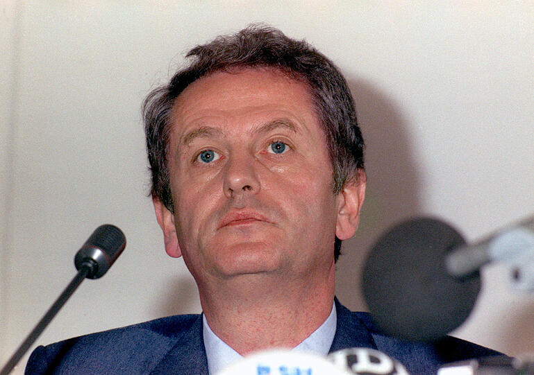 Der Ministerpräsident von Schleswig-Holstein Uwe Barschel (CDU) weist bei einer Pressekonferenz in Kiel am 18.09.1987 mit einem "Ehrenwort" alle Beschuldigungen in Zusammenhang mit der Bespitzelung des ehemaligen Oppositionsführers Engholm zurück.