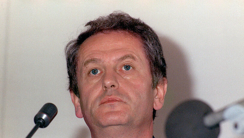 Der Ministerpräsident von Schleswig-Holstein Uwe Barschel (CDU) weist bei einer Pressekonferenz in Kiel am 18.09.1987 mit einem "Ehrenwort" alle Beschuldigungen in Zusammenhang mit der Bespitzelung des ehemaligen Oppositionsführers Engholm zurück. Der Ministerpräsident von Schleswig-Holstein Uwe Barschel (CDU) weist bei einer Pressekonferenz in Kiel am 18.09.1987 mit einem "Ehrenwort" alle Beschuldigungen in Zusammenhang mit der Bespitzelung des ehemaligen Oppositionsführers Engholm zurück.
