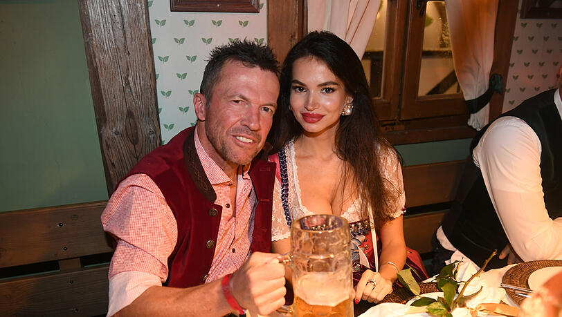Lothar Matthäus, ehemaliger Nationalspieler und TV-Experte, und seine Ex-Frau Anastasia Klimko feiern im Käferzelt.