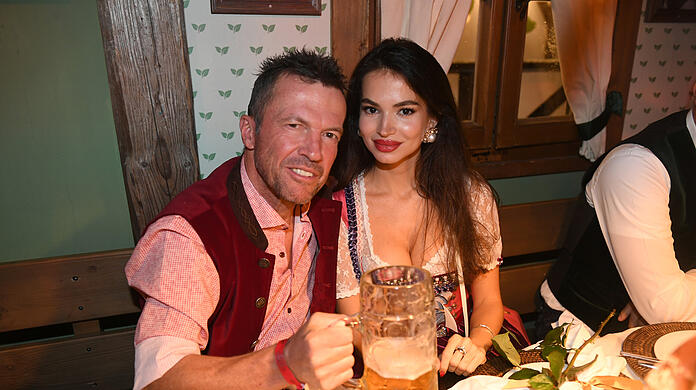 Lothar Matthäus, ehemaliger Nationalspieler und TV-Experte, und seine Ex-Frau Anastasia Klimko feiern im Käferzelt.