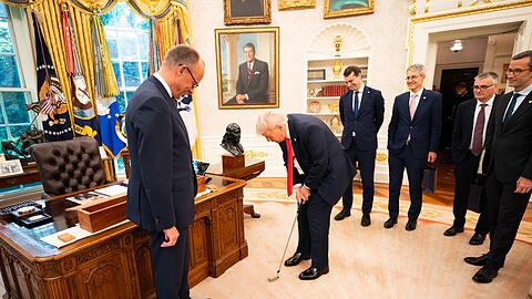 Sporteinlage im Oval Office während des Besuchs des Kanzlers beim US-Präsidenten.