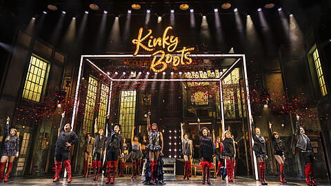 Das schrille Leben in der Schuhfabrik.