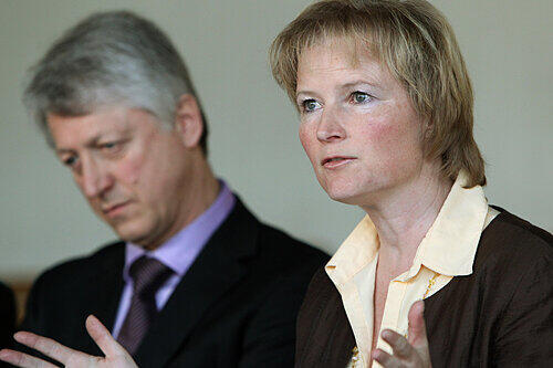 Ulrike Winkler von Mohrenfels mit Internatsleiter Thomas Miederer.