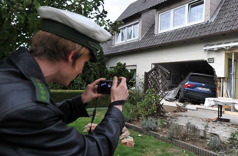 Auto und Wohnzimmer sind völlig demoliert. Das Haus muss von der Feuerwehr abgestützt werden. Die Bilder vom kuriosen Crash.