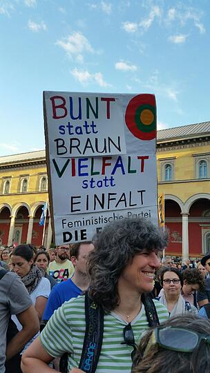Tausende Münchner demonstrierten am Montag gegen die Asylpolitik der Staatsregierung.
