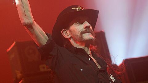 Da steht er, der Rock-Opa. Lemmy Kilmister gestern Abend im Zenith.