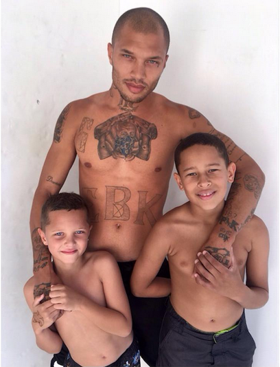 Schön, reich und brav: Jeremy Meeks mit seinen Kindern.
