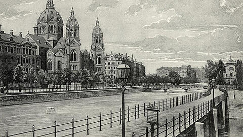 Anfang des 20. Jahrhunderts hatte der Flusslauf der Isar in der Innenstadt schon nichts mehr mit dem natürlichen Verlauf zu tun: eine Postkarte der Lukaskirche von 1910.