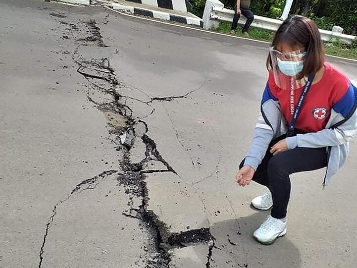 Risse auf einer Straße, nachdem sich ein schweres Erdbeben auf der philippinischen Insel Masbate ereignet hat.