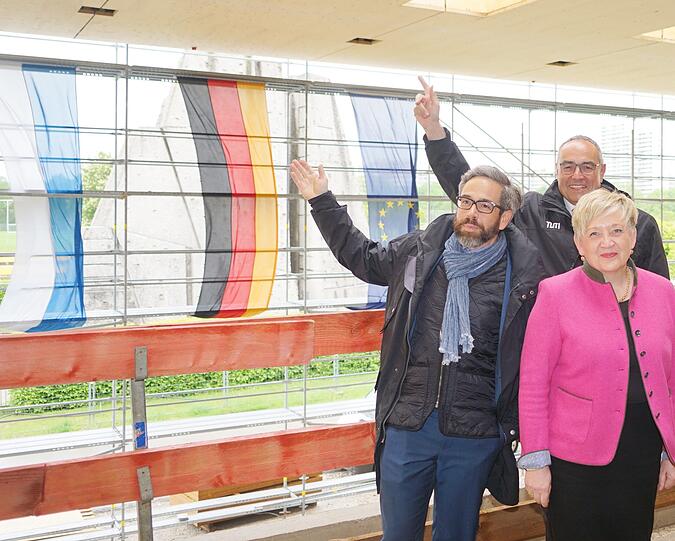 Daniel Dörr (l.), Brigitta Brunner vom Bauministerium und Albert Berger, Kanzler der TU München.