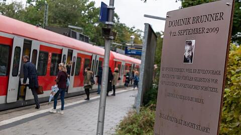Ein Denkmal für Dominik Brunner steht auf dem Bahnsteig der S-Bahnstation Solln.