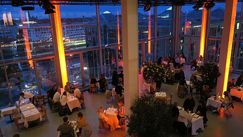 Speisen in stylischem Loft-Charakter - und mit Blick über die Dächer der Stadt: das Restaurant des Buffet-Kull-Sommerquartiers.