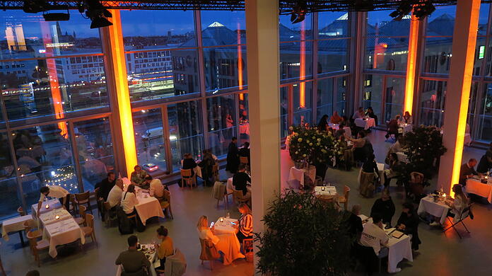 Speisen in stylischem Loft-Charakter - und mit Blick über die Dächer der Stadt: das Restaurant des Buffet-Kull-Sommerquartiers.