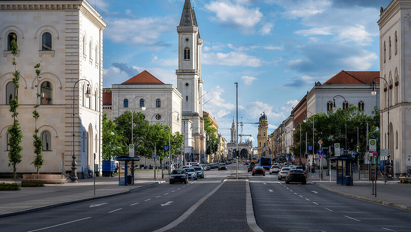 Der Odeonsplatz in München reicht weiter in die Ludwigstraße hinein als manche denken. Aktuell wird der Bereich stark durch viele Autospuren geprägt. Das könnte sich bald ändern, wenn es nach Grünen und SPD in der Stadt geht. Ein Wettbewerb soll den Odeonsplatz zu einer großen Piazza werden lassen. Der Odeonsplatz in München reicht weiter in die Ludwigstraße hinein als manche denken. Aktuell wird der Bereich stark durch viele Autospuren geprägt. Das könnte sich bald ändern, wenn es nach Grünen und SPD in der Stadt geht. Ein Wettbewerb soll den Odeonsplatz zu einer großen Piazza werden lassen.