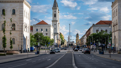 Der Odeonsplatz in München reicht weiter in die Ludwigstraße hinein als manche denken. Aktuell wird der Bereich stark durch viele Autospuren geprägt. Das könnte sich bald ändern, wenn es nach Grünen und SPD in der Stadt geht. Ein Wettbewerb soll den Odeonsplatz zu einer großen Piazza werden lassen.