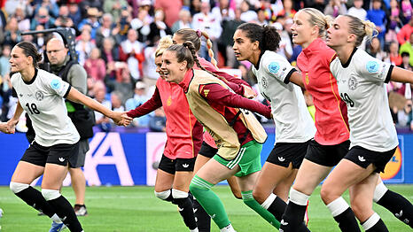 EM-Viertelfinale! Die deutschen Spielerinnen feiern den Sieg gegen Dänemark.