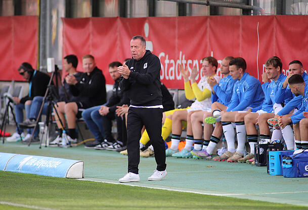 Markus Kauczinski treibt seine Mannen von der Auslinie aus an.