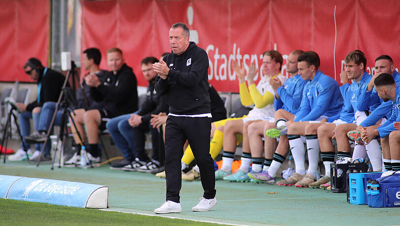 Markus Kauczinski treibt seine Mannen von der Auslinie aus an. Markus Kauczinski treibt seine Mannen von der Auslinie aus an.
