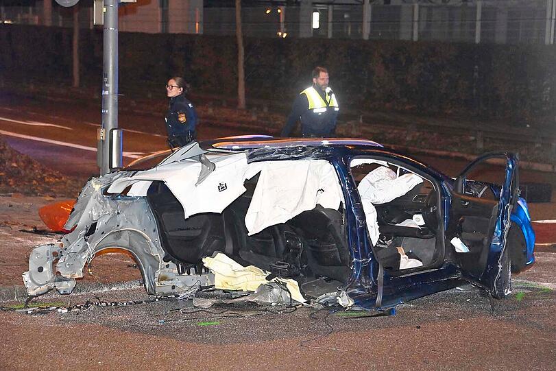 Der Fahrer des Renaults hat den Unfall überlebt. Der Fahrer des Renaults hat den Unfall überlebt.