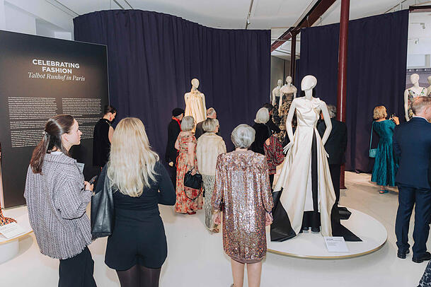 Unter dem Titel "Celebrating Fashion" pr&auml;sentiert das Staatliche Textil- und Industriemuseum Augsburg (tim) erstmals im Rahmen einer musealen Ausstellung au&szlig;ergew&ouml;hnliche Couture-Kleider des M&uuml;nchner Labels Talbot Runhof.