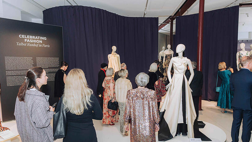 Unter dem Titel "Celebrating Fashion" pr&auml;sentiert das Staatliche Textil- und Industriemuseum Augsburg (tim) erstmals im Rahmen einer musealen Ausstellung au&szlig;ergew&ouml;hnliche Couture-Kleider des M&uuml;nchner Labels Talbot Runhof.