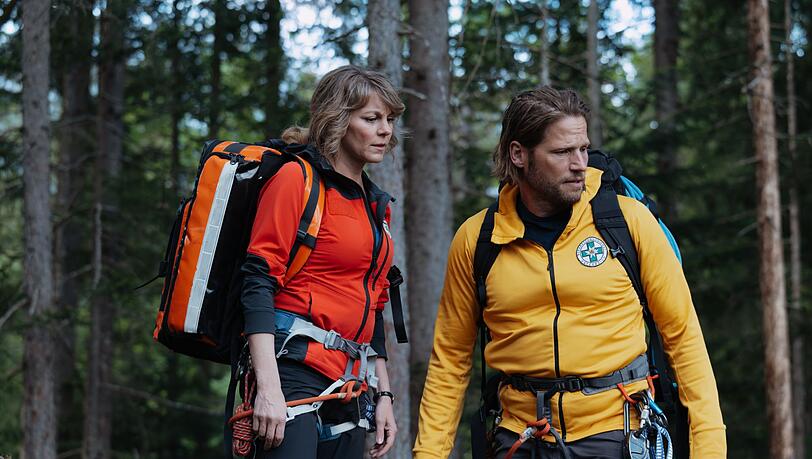 Katharina Strasser und Markus Kofler (Sebastian Ströbel) - ein letztes Mal gemeinsam unterwegs, Leben zu retten. Nur: Diesmal steht am Ende das von Katharina auf dem Spiel. Katharina Strasser und Markus Kofler (Sebastian Ströbel) - ein letztes Mal gemeinsam unterwegs, Leben zu retten. Nur: Diesmal steht am Ende das von Katharina auf dem Spiel.