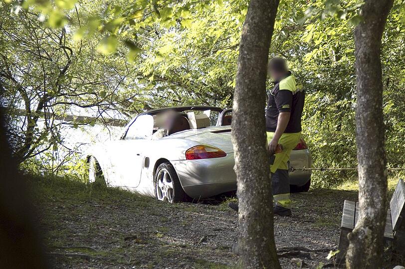 Sommer und Sonne am Starnberger See: Da ging auch ein Porsche Boxter Cabrio am Dienstag baden. Nachdem das Fahrzeug aus unbekannter Ursache ins Wasser gerollt war, musste es vom Abschleppdienst geborgen werden.