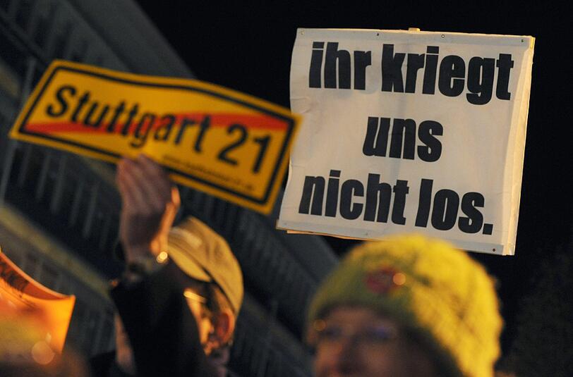 Stuttgart 21: Gegner protestieren nach der Volksabstimmung am Sonntag vor dem Stuttgarter Hauptbahnhof - die Bilder.