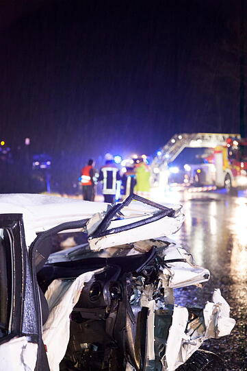 Schlimmer Unfall auf der B2: 3 Tote und ein schwer Verletzter.