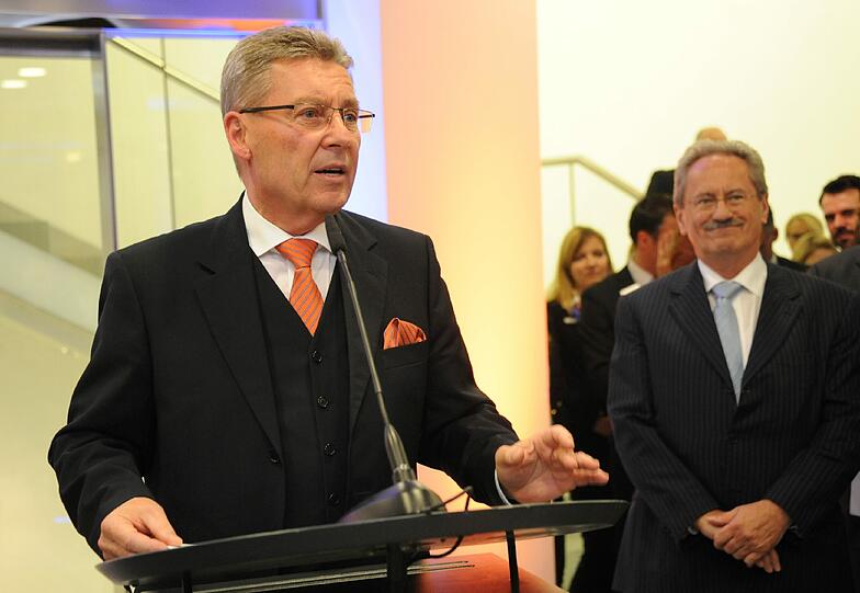 Peter Heinrich von der Münchner Bank bei der feierlichen Eröffnung der neuen Zentrale am Dom. OB christian Ude lauscht seiner Rede und freut sich.